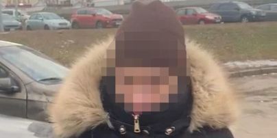 Щойно вийшла з обмінника: у Києві злодійка пограбувала 78-річну жінку