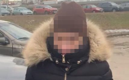Только вышла из обменника: в Киеве воровка ограбила 78-летнюю женщину