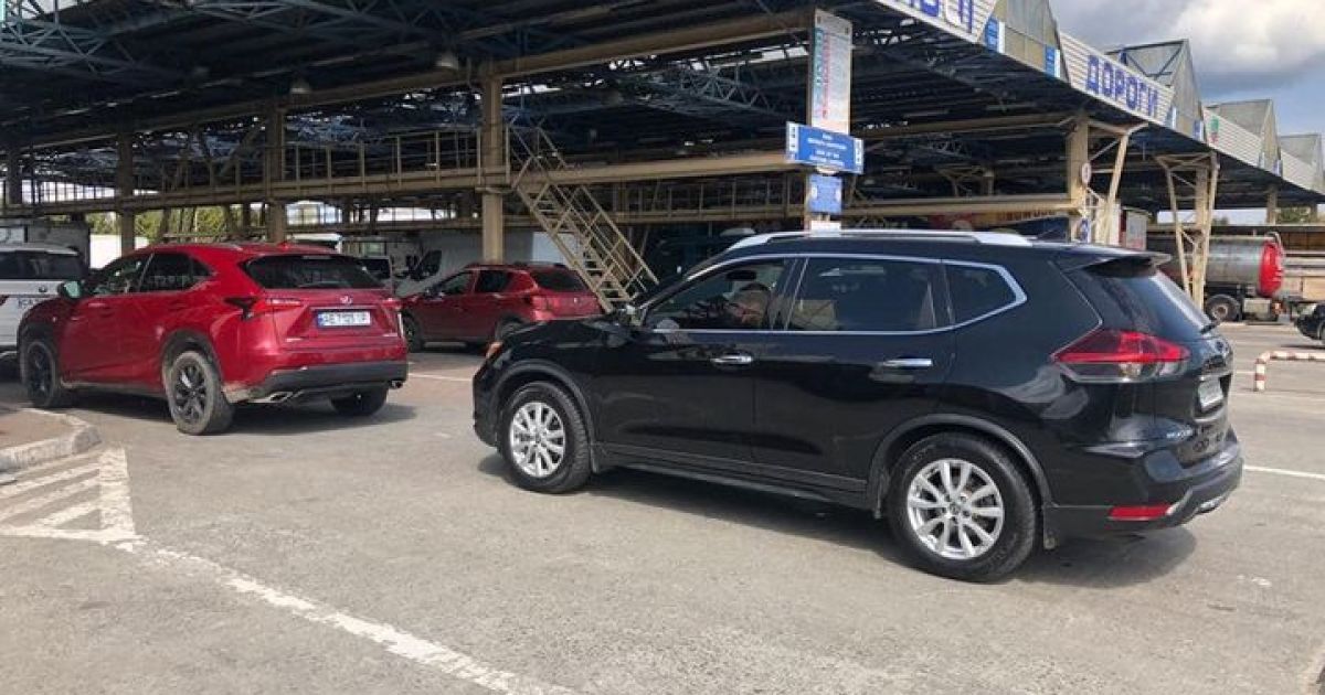 На тлі російської агресії українці продовжують виїжджати із країни: ситуація на кордонах