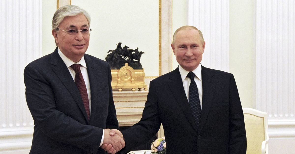 Путін постійно підтримує контакт із президентом Казахстану Токаєвим щодо ситуації в країні - Пєсков