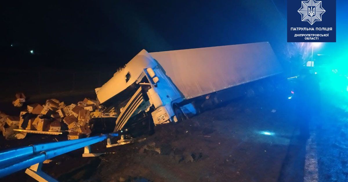 Под Днепром водитель фуры заснул за рулем, вылетел в кювет и засыпал его бананами