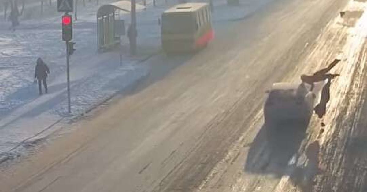 Летів, нічого й нікого не бачив: під Дніпром водій на "зебрі" збив двох пішоходів (відео)