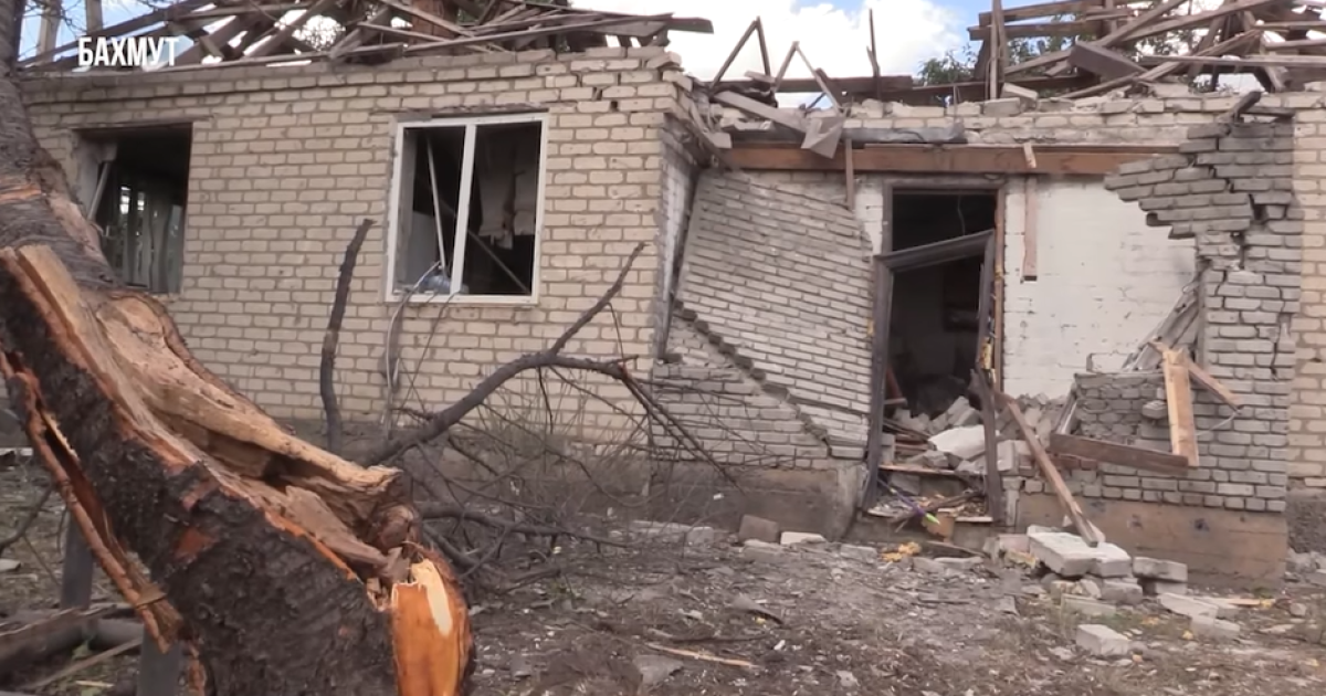 Після чергового обстрілу Бахмута живцем згоріли пів сотні корів