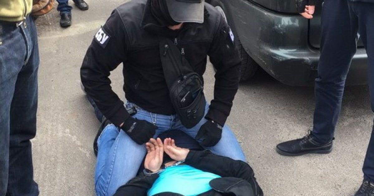СБУ затримала на хабарі у сто тисяч гривень слідчого поліції_2 / © СБУ