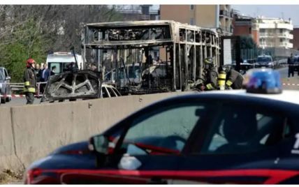 В Італії водій викрав автобус із 50 дітьми і підпалив його