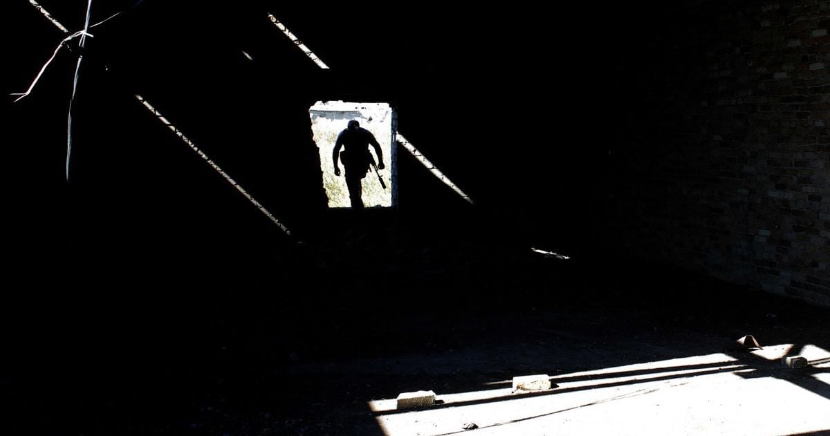 На передовій під час запеклих обстрілів був поранений український боєць: ситуація на Донбасі