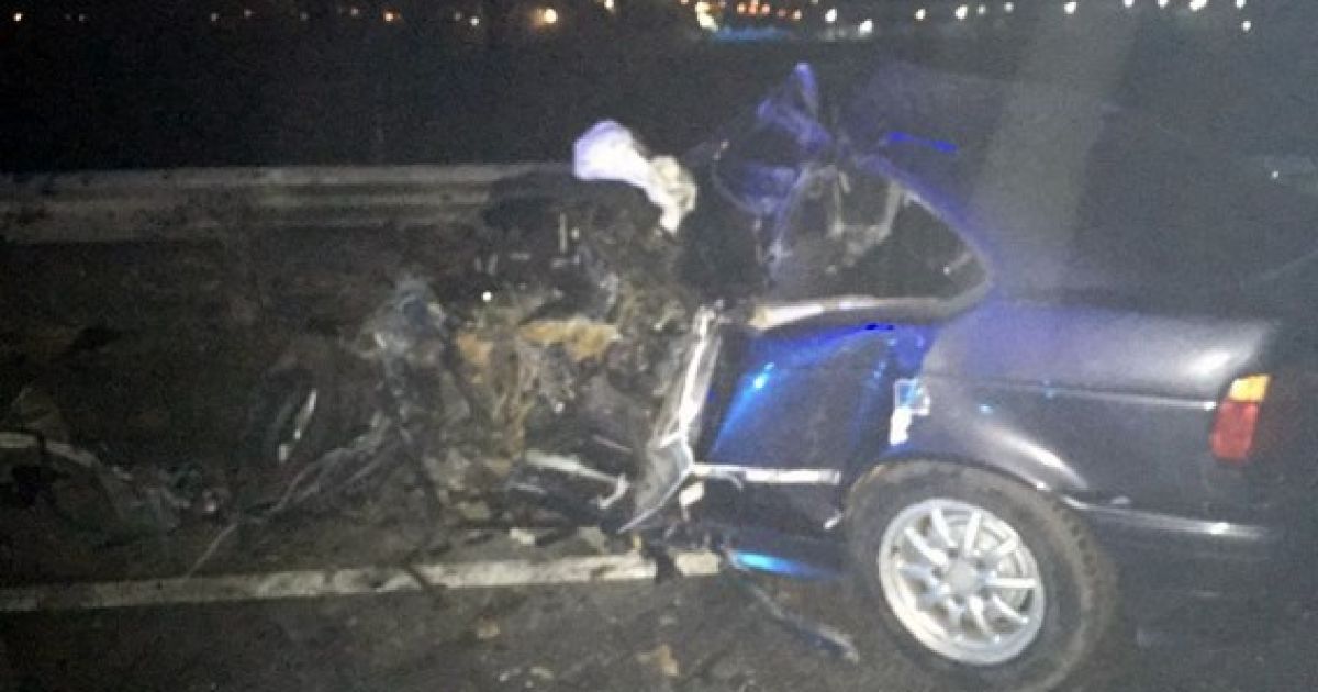 В Харькове водитель BMW вылетел на встречную и погиб от столкновения с автобусом