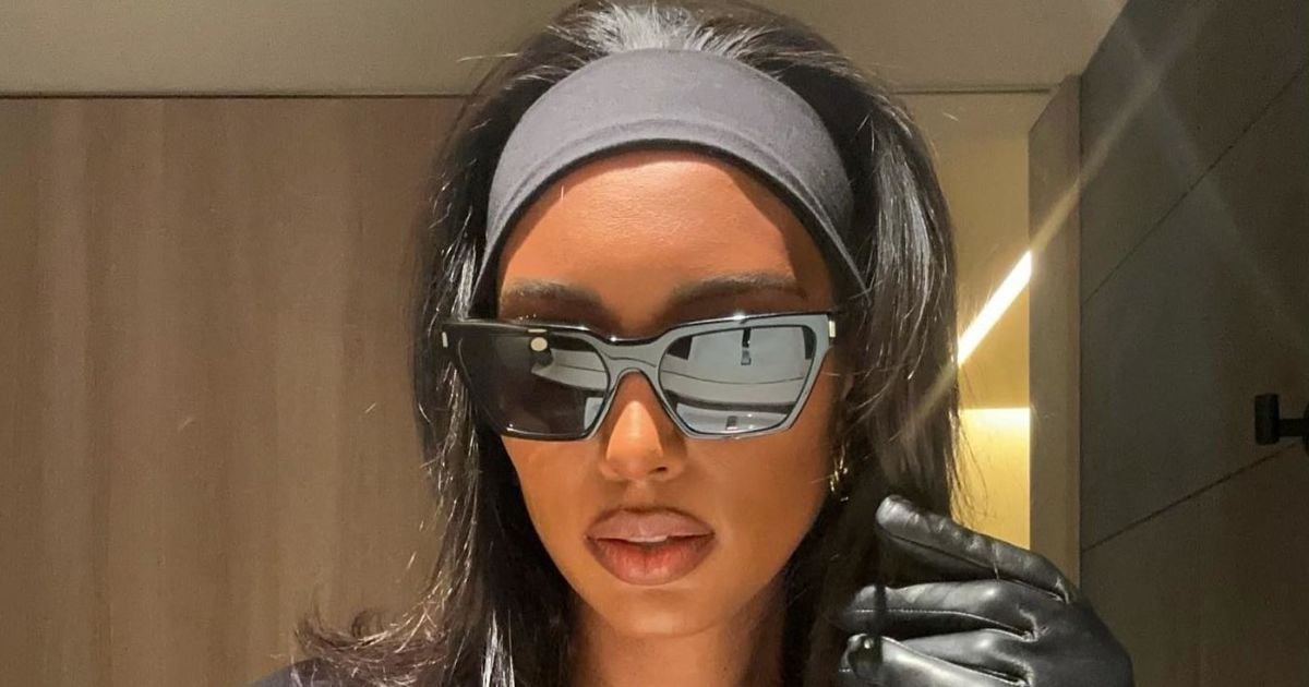 In a total black look and with an expensive bag glamorous Jasmine