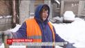 "Мы таблетки пьем обезболивающие": столичные дворники рассказали о ежедневной работе
