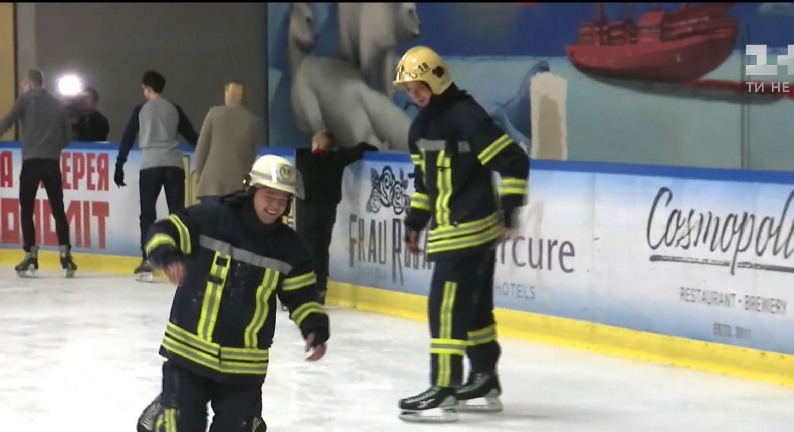 Спасатели вышли на каток, чтобы продемонстрировать безопасные развлечения на льду