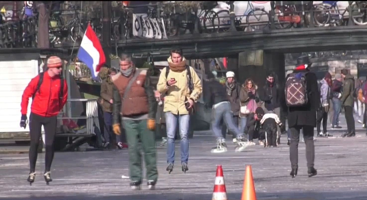 Жители Амстердама надели коньки, чтобы добраться на работу