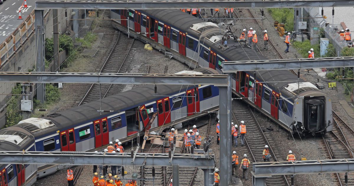 Метро сошло с рельсов. Поезд гонконгского метро. Столкновение поездов в метро. Гонконг поезда. Гонконгский метрополитен.