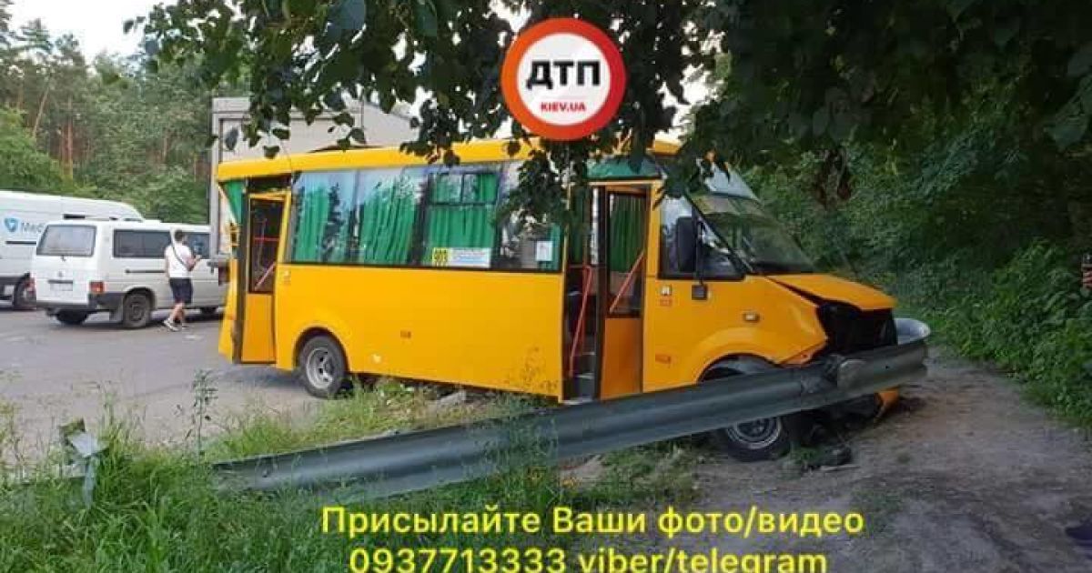 Под Киевом не разминулись фура и маршрутка