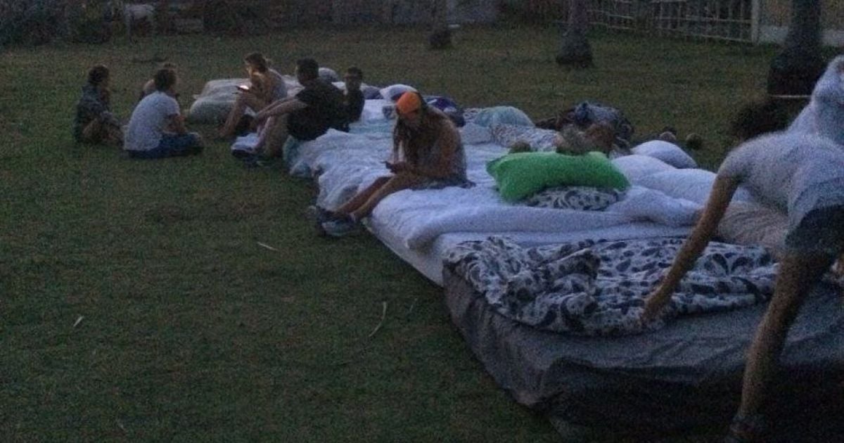 Місцеві жителі ночували на вулицях, щоб не опинитися під заваленими будинками / © Twitter/abissada