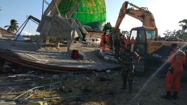 Місцеві рятувальні служби допомагають ліквідувати наслідки стихії / © Twitter/Sutopo_PN