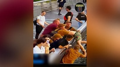 В Киеве спасли едва не сорвавшегося с моста подростка