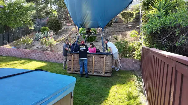 У Каліфорнії повітряна куля з 13 пасажирами здійснила екстрену посадку на приватному подвір’ї. 