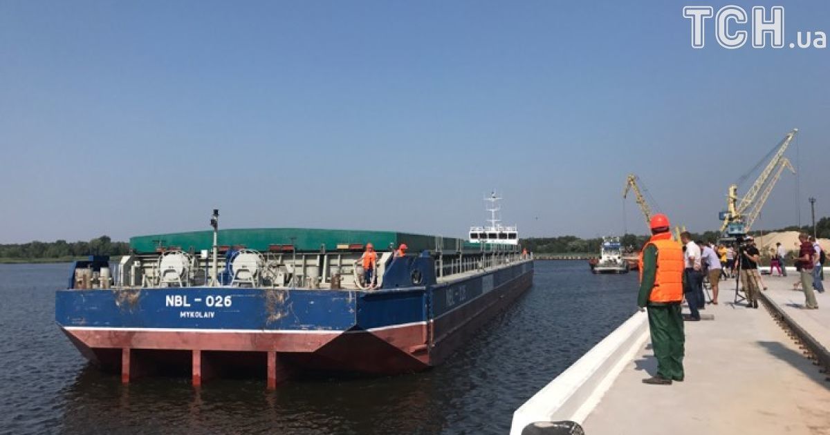 Арбузы с "легендарной" баржи поступили для продажи в супермаркеты Киева