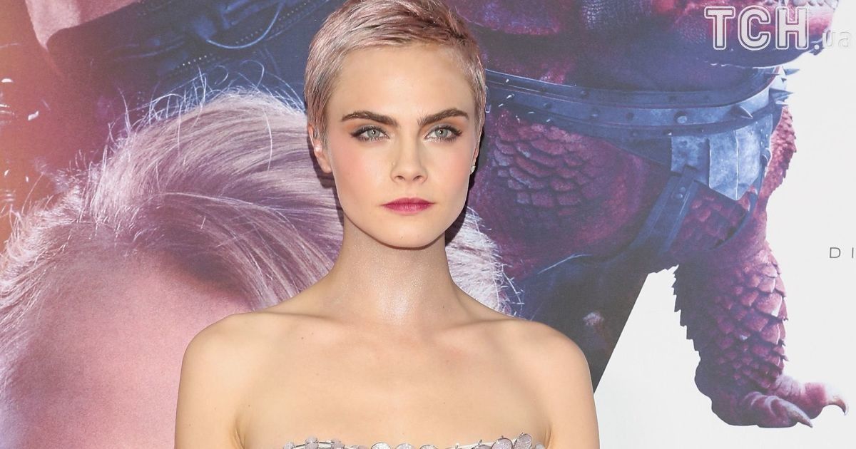 Кара Делевинь с подругами в бикини встретила юбилей