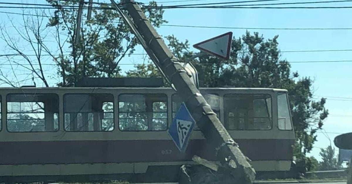 В Киеве столб "вырвало с корнем" и он повис на проводах над проезжей частью