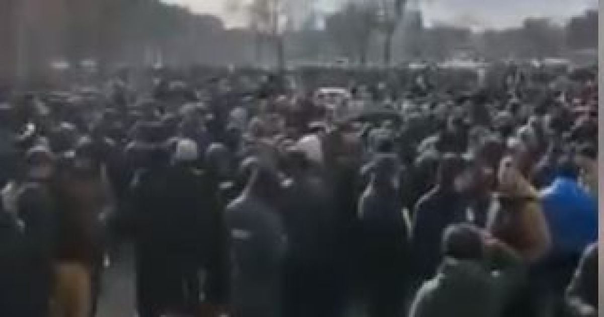 В Запорожье тысячи человек вышли на улицы с требованием дать им оружие, чтобы восстать против оккупантов