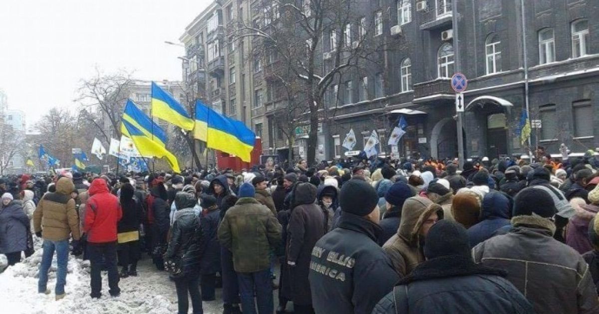 Металошукачі та кілька сотень поліцейських. Під НБУ знову зібралися мітингувальники
