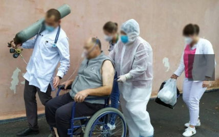 Врачи таскают кислородные баллоны и больных: в Сети показали, как лечат пациентов с COVID-19 в Хмельницкой области
