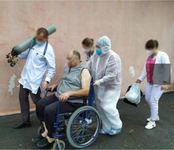 , В Хмельницкой области пациентов вынуждены поднимать по лестнице, потому что в больнице нет лифта, а врачам приходится носить старые кислородные баллоны. Фото/Facebook