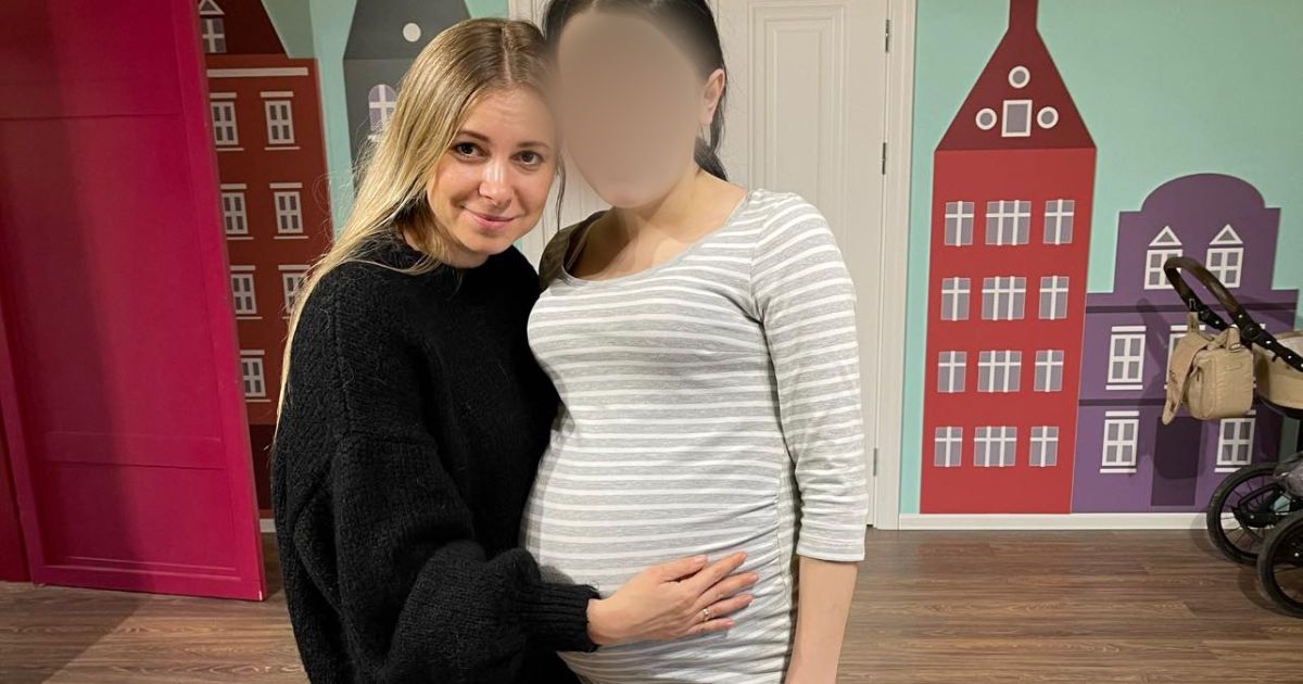 Волонтер вместе с Викторией, которую не пускают в ее жилье. Фото/Марта Левченко, Facebook