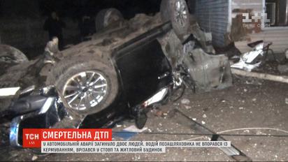 На Чернігівщині позашляховик врізався у стовп та житловий будинок: двоє людей загинули