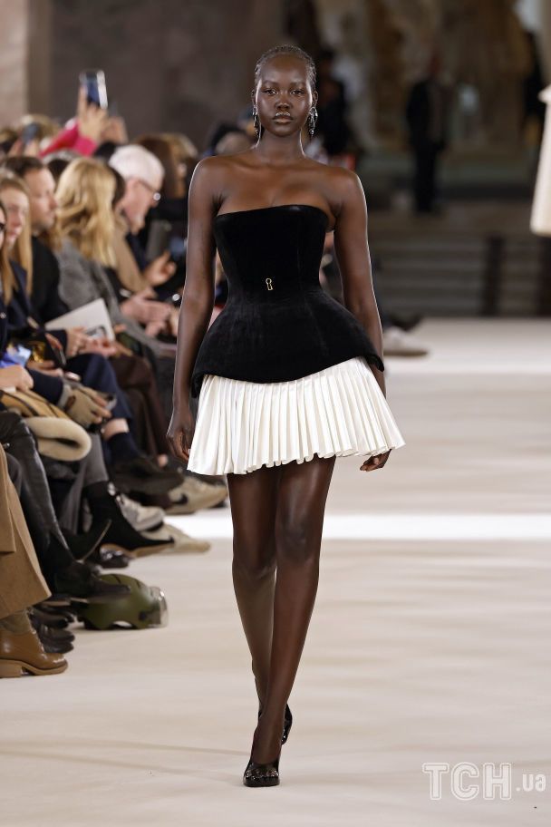 Модель демонструє сукню на показі колекції Schiaparelli весна-літо 2023 / © Getty Images