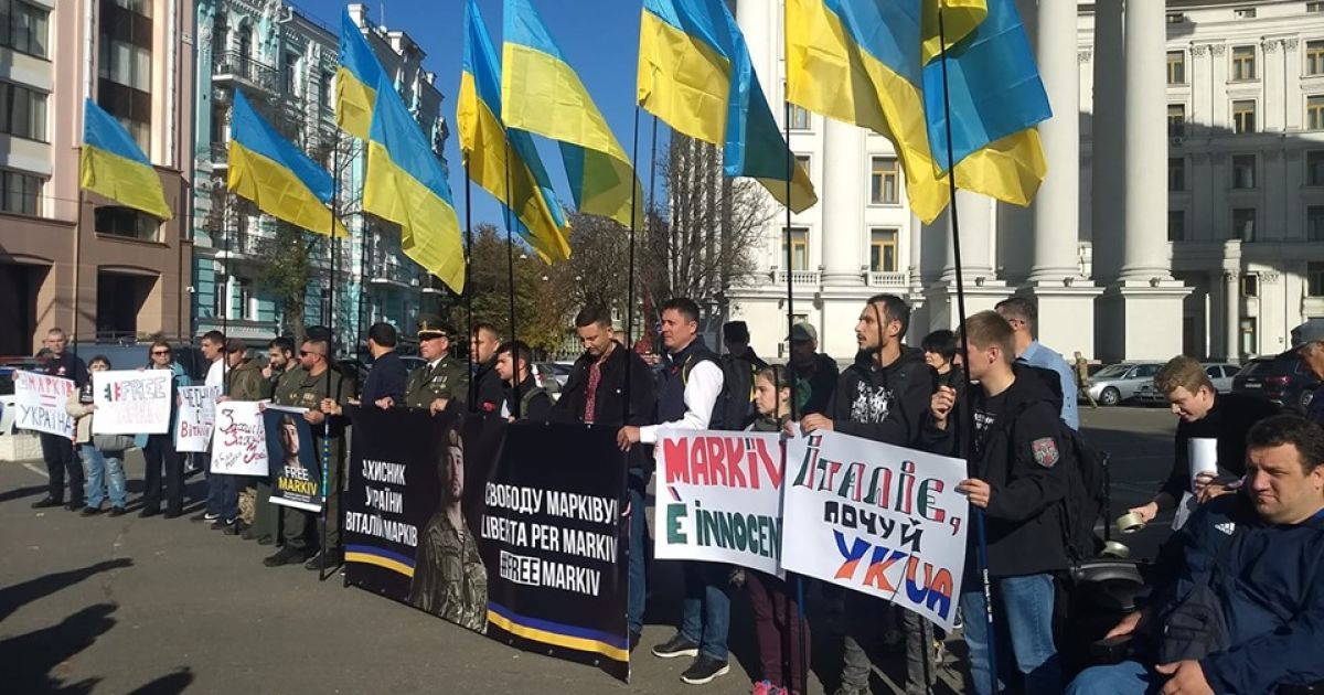 Дружина засудженого в Італії Марківа під стінами МЗС зачитала його листа-послання