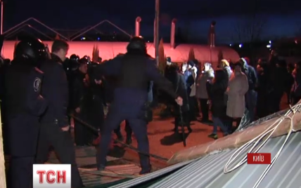 В Киеве после столкновения на строительстве правоохранители задержали пять человек, один милиционер ранен