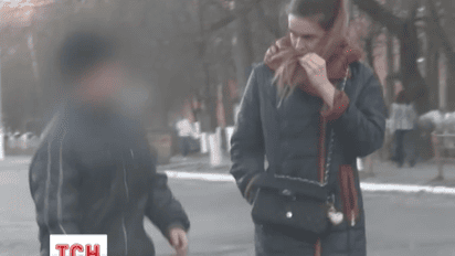 Дурицкая после возвращения в Украину проживает у родителей и свободно передвигается родным город