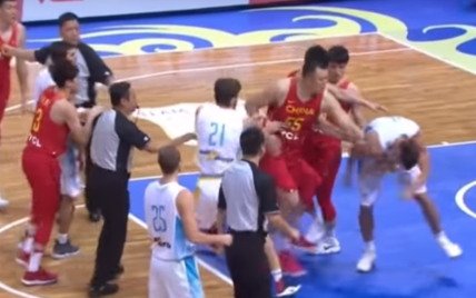 Українські баскетболісти влаштували запеклу бійку з китайцями