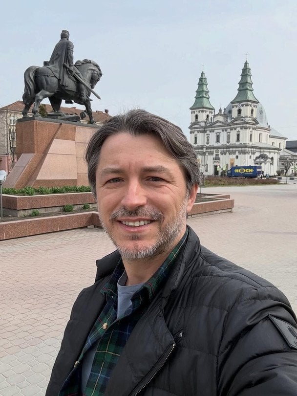 Сергій Притула показав, як із дружиною та одразу чотирма дітьми святив паски в Києві