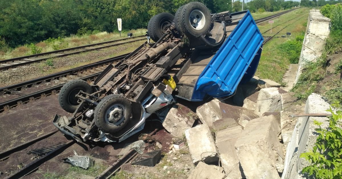 На Черкащині вантажівка злетіла на залізничні колії і перекинулася на дах