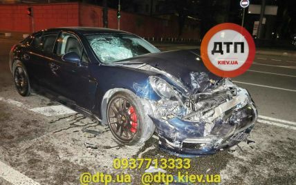 У Києві водій Porsche зніс "швидку", яка їхала на виклик: відео