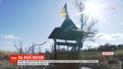 У прифронтовій Мар'їнці обстріляли школу, діти вимушені були ховатися у підвал