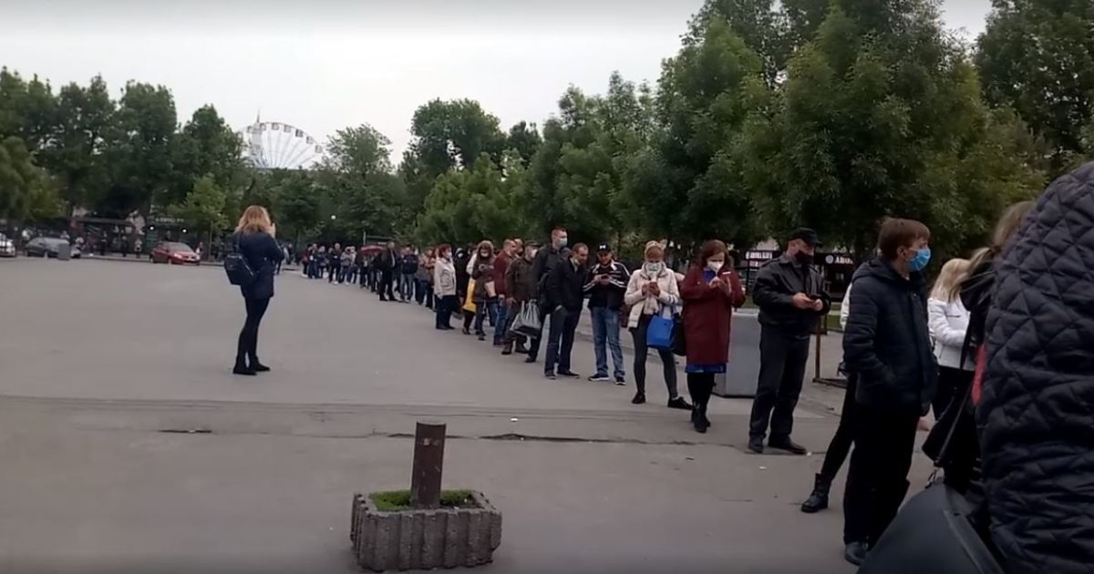 Транспортний колапс у Києві: на Подолі люди стоять у довжелезній черзі на зупинці