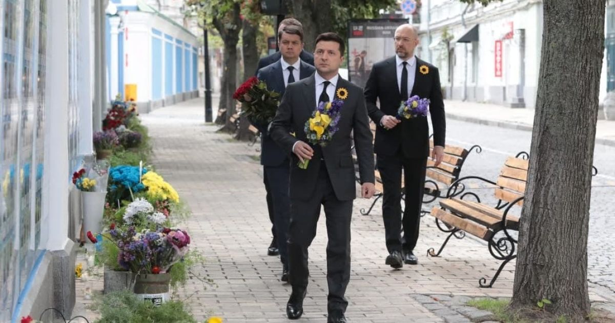 Шмыгаль почтил павших защитников Украины — Украина — tsn.ua - Vimarsana News