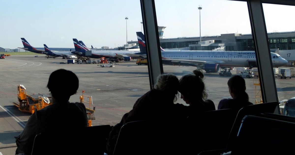 Пьяный россиянин в аэропорту разбил стекло и выбежал на взлетную полосу