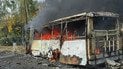 Разбитая и охваченная огнем маршрутка в Краматорске после российского удара