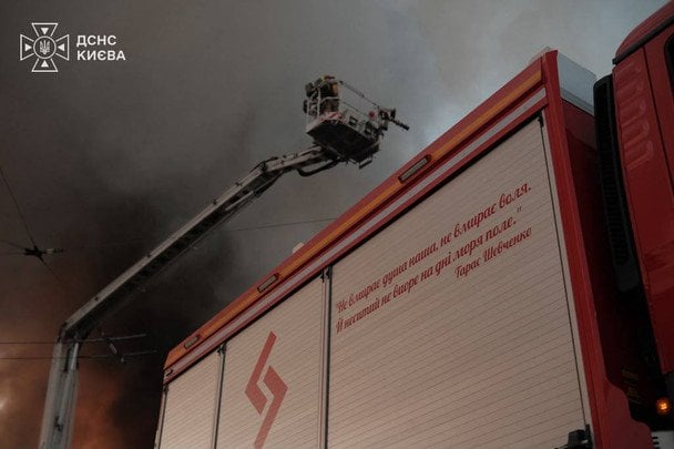 Рятувальники на місці пожежі / © ДСНС