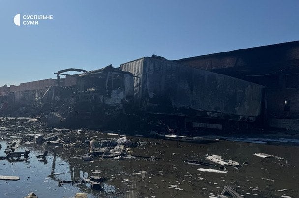 Наслідків атаки РФ по поштовому відділенню у Сумах. / © Суспільне