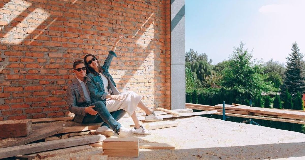 Володимир Остапчук показав, на якій стадії будівництво його будинку під Києвом