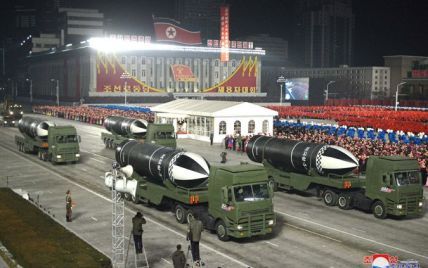 КНДР продемонстрировала на военном параде "самое мощное оружие в мире"