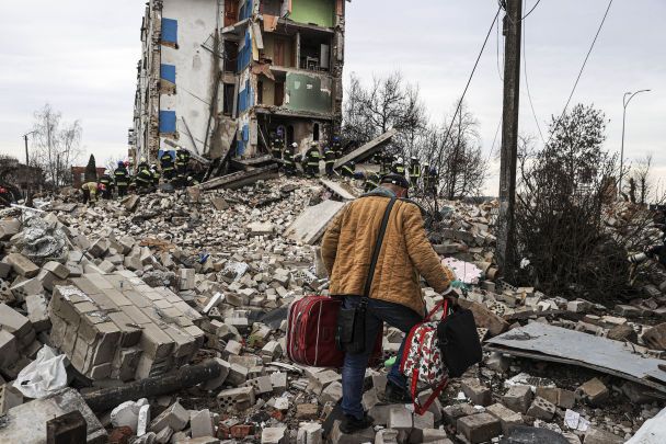 Мужчина с вещами на месте разрушенного дома / © gettyimages.com
