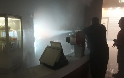 В Житомире загорелся торговый центр. Пожар тушили 20 спасателей