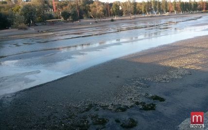 Гулять по воде: в Мариуполе Азовское море ушло от берега